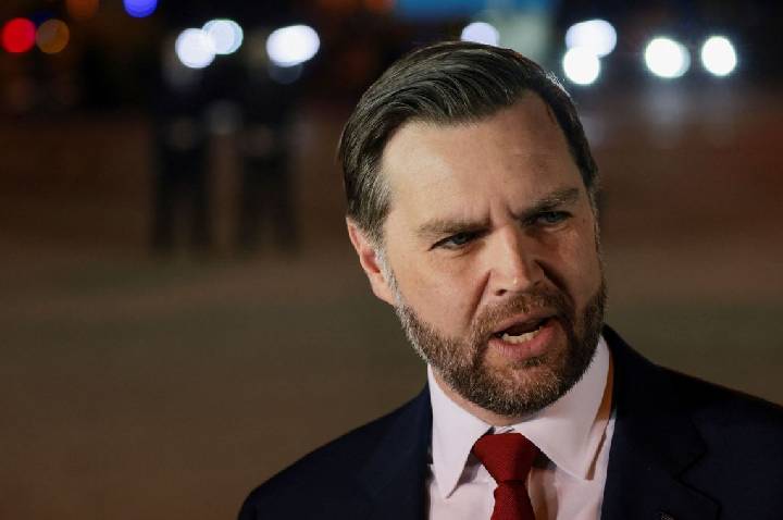 Vice dos EUA, JD Vance, chega à Suíça para negociações com o Irã