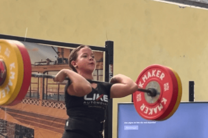 VÍDEO: aos 14 anos, atleta da Seleção impressiona ao levantar 101 kg