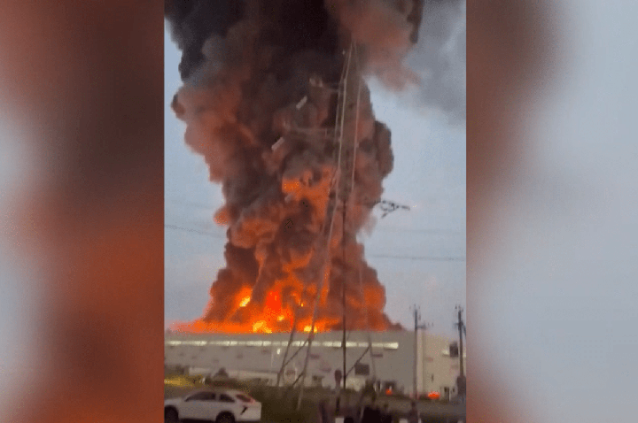 Vídeo: Ataque da Ucrânia em armazém russo causa enorme coluna de fumaça