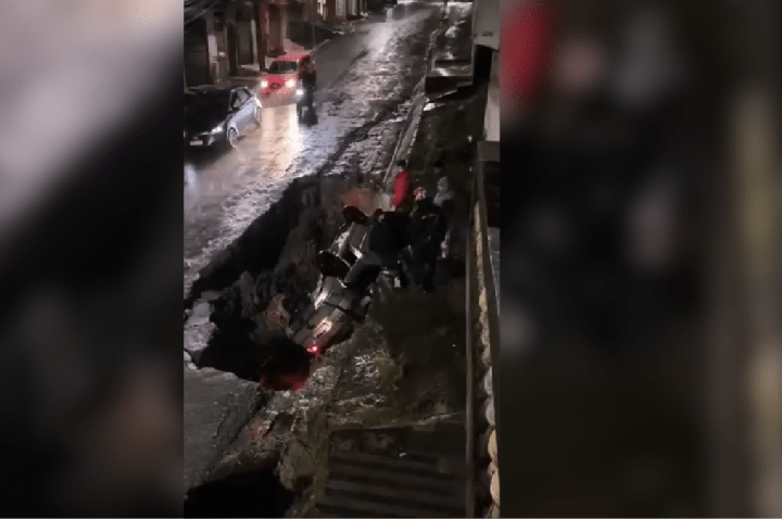 Vídeo: carro cai dentro de cratera aberta em rua do ABC paulista