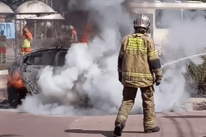Vídeo: carro elétrico pega fogo em Curitiba e motorista escapa