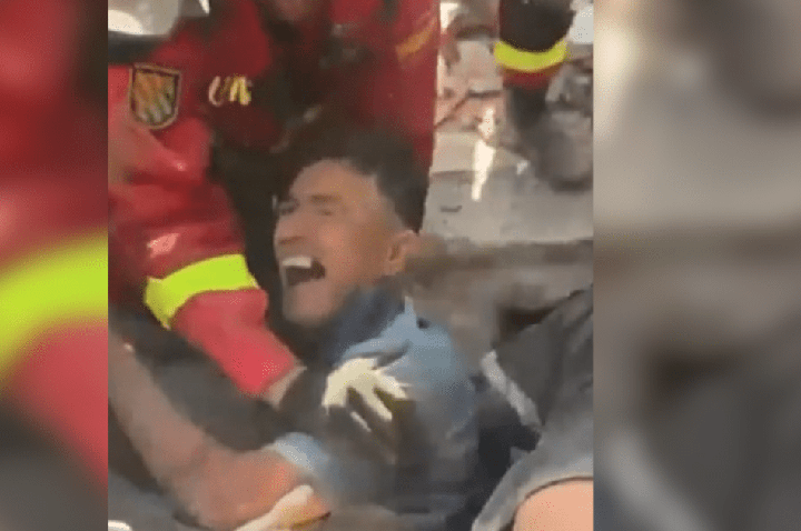 VÍDEO: Homem é resgatado emocionado em meio aos escombros na Venezuela