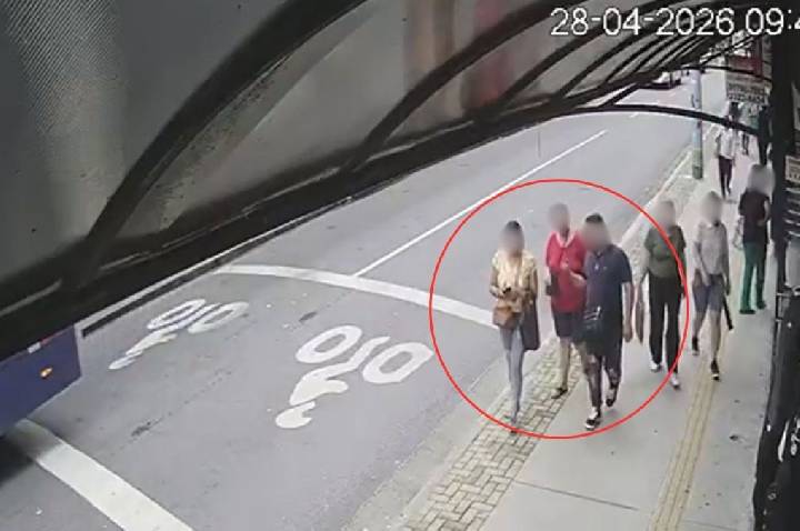 Vídeo: Idosa leva golpe de R$ 16 mil após devolver carteira “perdida” em SP