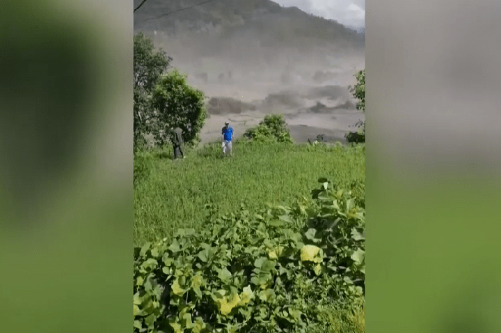 Vídeo: Moradores do Nepal gritam em meio a correnteza causada por enchente