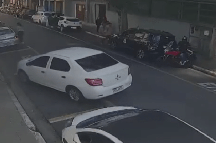 Vídeo mostra dupla que atirou em tenente momentos antes do crime; veja