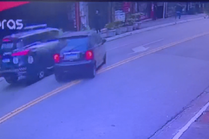 Vídeo mostra momento em que carro atinge viatura da GCM antes de disparo