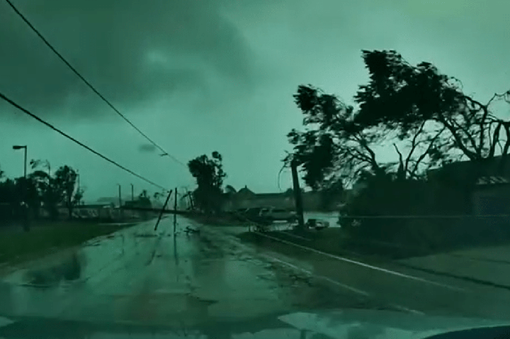 Vídeo mostra tornado derrubando árvores e postes em estrada nos EUA