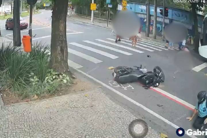 Vídeo: Motociclista atropela criança na faixa de pedestres no Rio