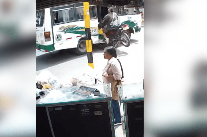Vídeo: Motociclista é lançado para dentro de ônibus após batida na Colômbia