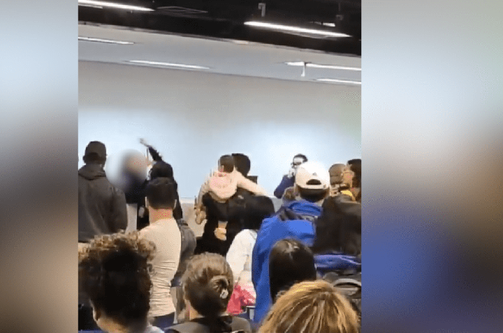 Vídeo: mulher agride funcionários da Latam no Aeroporto de Guarulhos (SP)