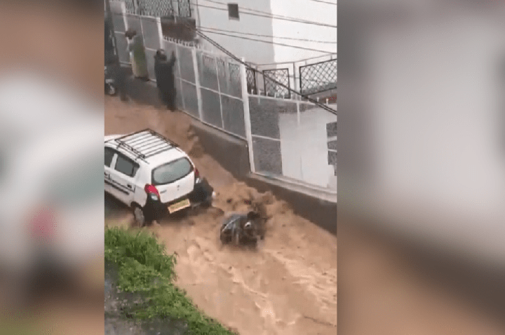 Vídeo: Mulher é quase arrastada pela água enquanto pilotava moto na Índia
