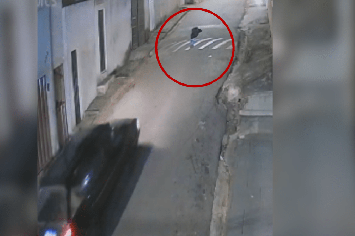 Vídeo: Mulher embriagada deita na rua e é atropelada por carro em MG