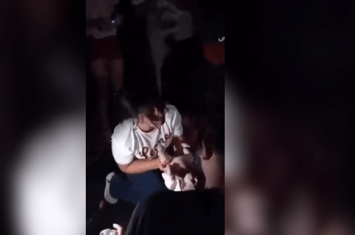 VÍDEO: Mulher faz parto em meio aos escombros após terremoto na Venezuela