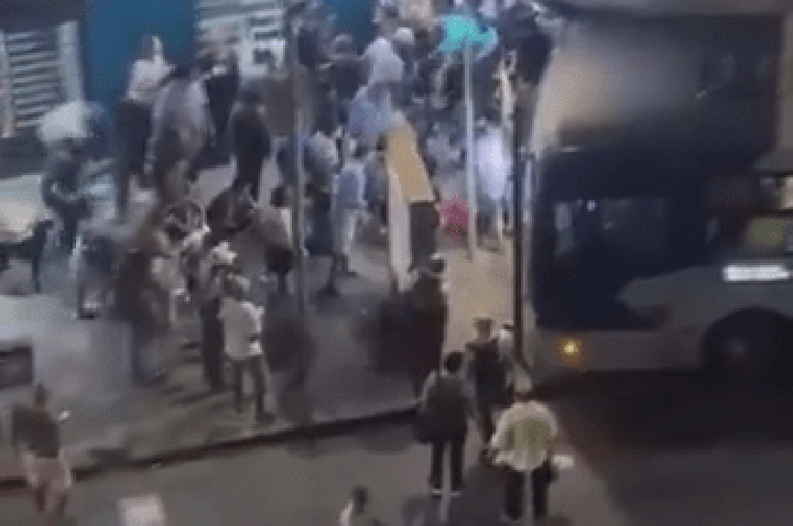Vídeo: ônibus invade ponto em Belo Horizonte, causa tumulto e deixa feridos