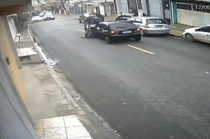 Vídeo: PM bate em carro e “voa” de moto durante perseguição em SP