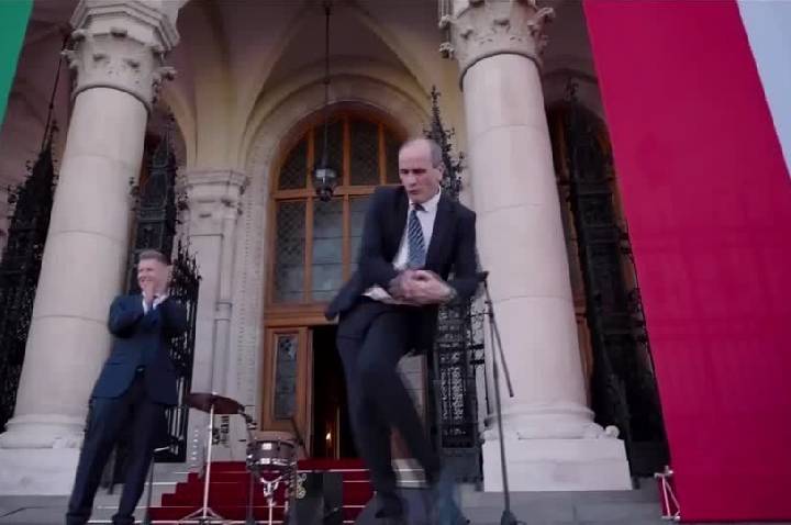 Vídeo: “Político dançante” rouba a cena na posse do novo premiê da Hungria