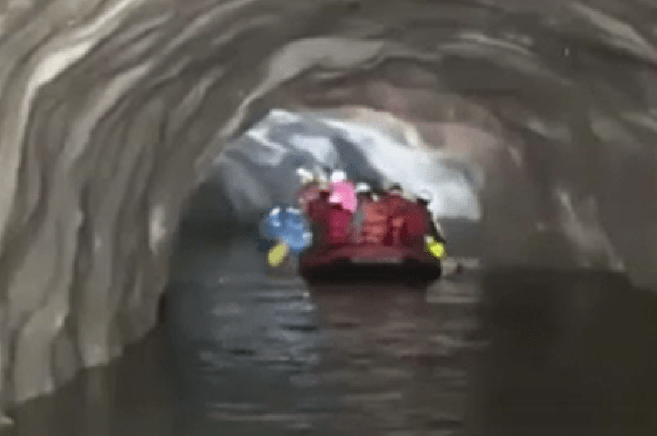Vídeo: Socorristas no Nepal utilizam bote para navegar túnel inundado