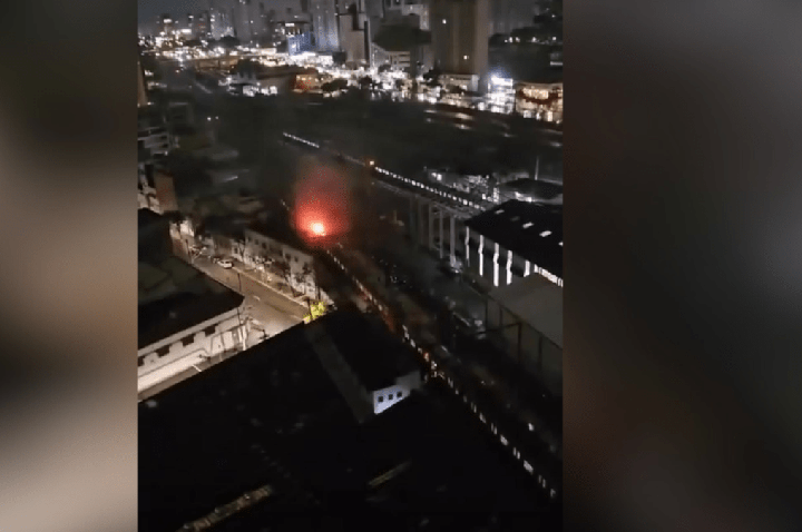 Vídeo: Trem pega fogo no Centro de SP e passageiros andam nos trilhos