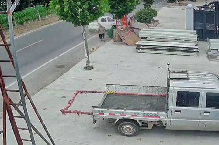 Vídeo: Ventania leva chapéu e salva idoso de atropelamento na China