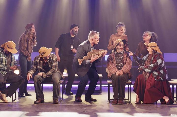 “Vindos de Longe”: adaptação da Broadway está em cartaz em SP