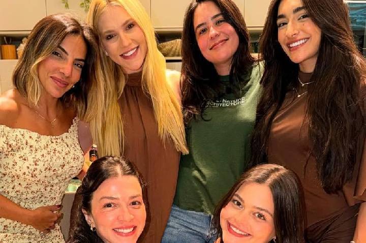 Virginia faz tatuagem inusitada com grupo de amigas; entenda o significado