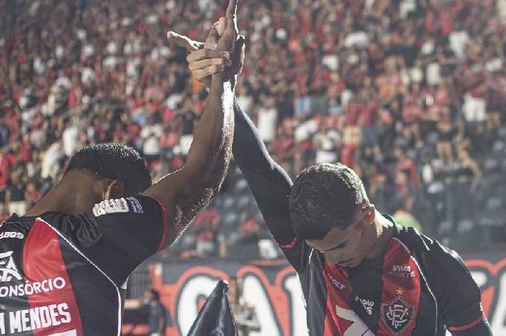 Vitória goleia Coritiba e se aproxima do G5 na tabela do Brasileirão