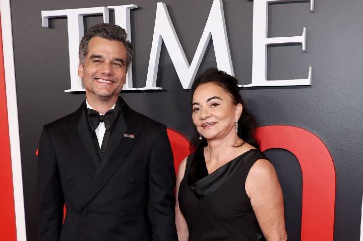 Wagner Moura leva a mãe em festa de gala em Nova York