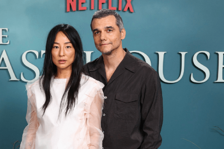 Wagner Moura posa ao lado de Greta Lee em pré-estreia de “A Última Casa”