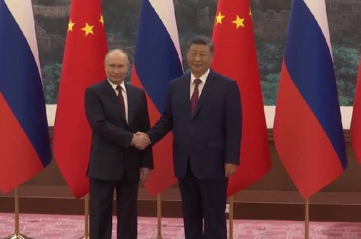 Xi Jinping e Putin elogiam relações diplomáticas durante reunião em Pequim