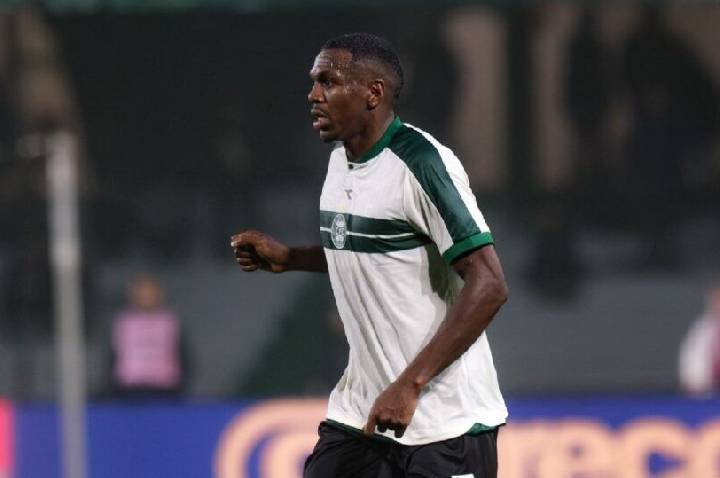 Zagueiro do Coritiba joga contra São Paulo após queda?