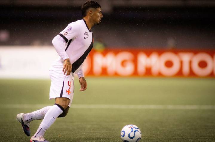 Zagueiro do Vasco marca gol contra pelo segundo jogo consecutivo; veja