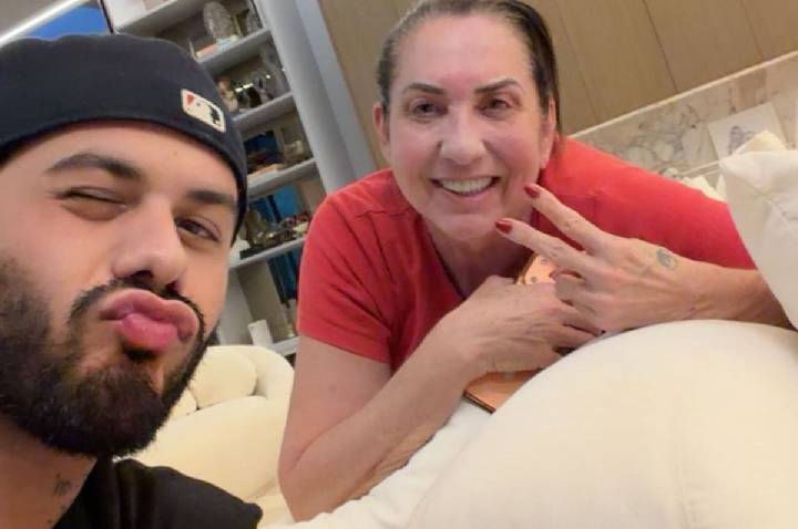 Zé Felipe posta foto com ex-sogra, mãe de Virginia Fonseca