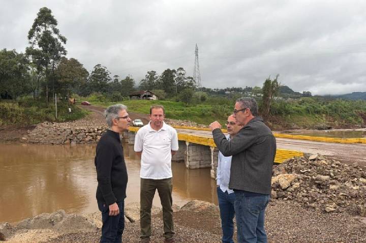 Zema visita ponte destruída por cheias no RS e volta a criticar Lula