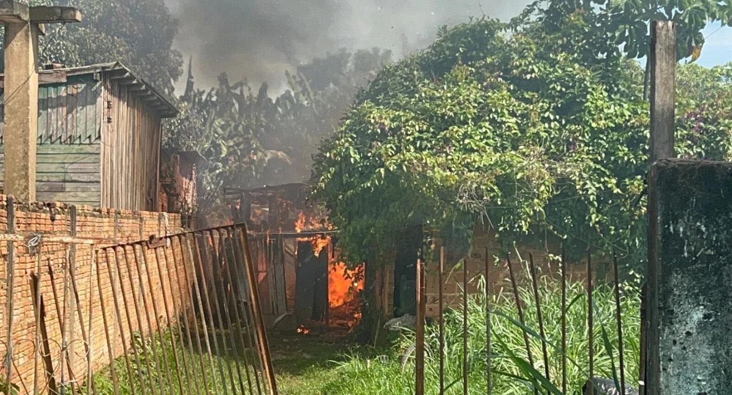 Casa é destruída por incêndio no bairro Roque em Porto Velho