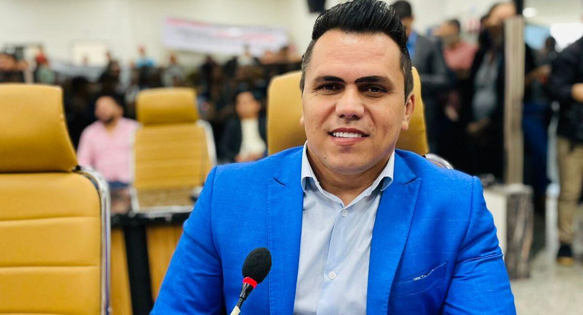 Vereador Edimilson Dourado participa da assinatura da Ordem de Serviço para construção de quadras no Morar Melhor