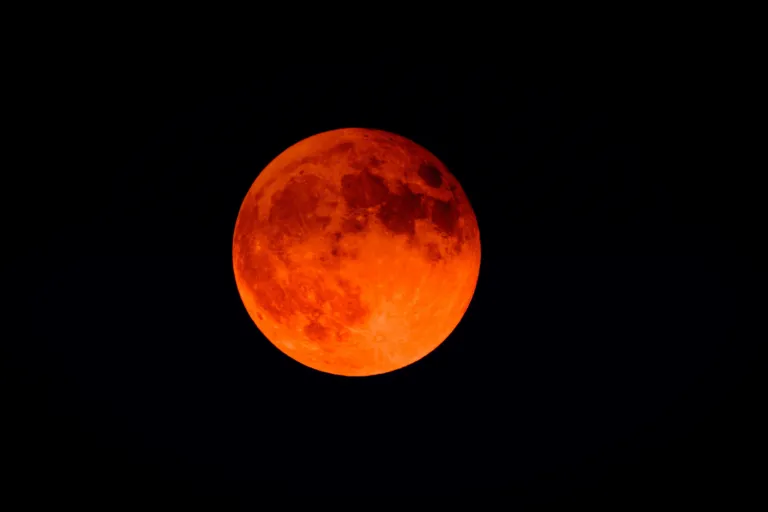 Lua vermelha - eclipse lunar total será visivel de todo o brasil no dia 14 de março. A lua vai ficar vermelha apos meia noite entre os dias 13 e 14