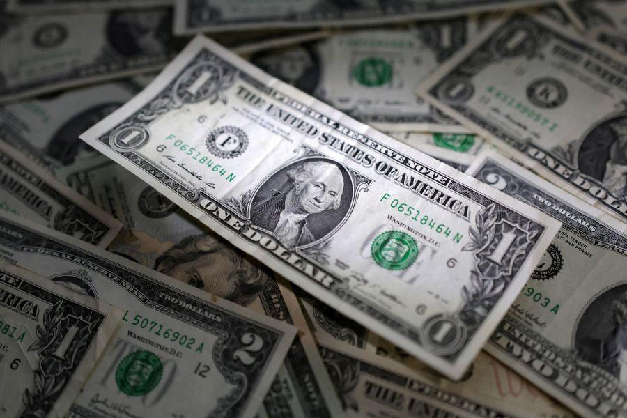 Dólar é negociado perto de R$ 5,90 em meio a tensão global; Ibovespa cai mais de 1%
