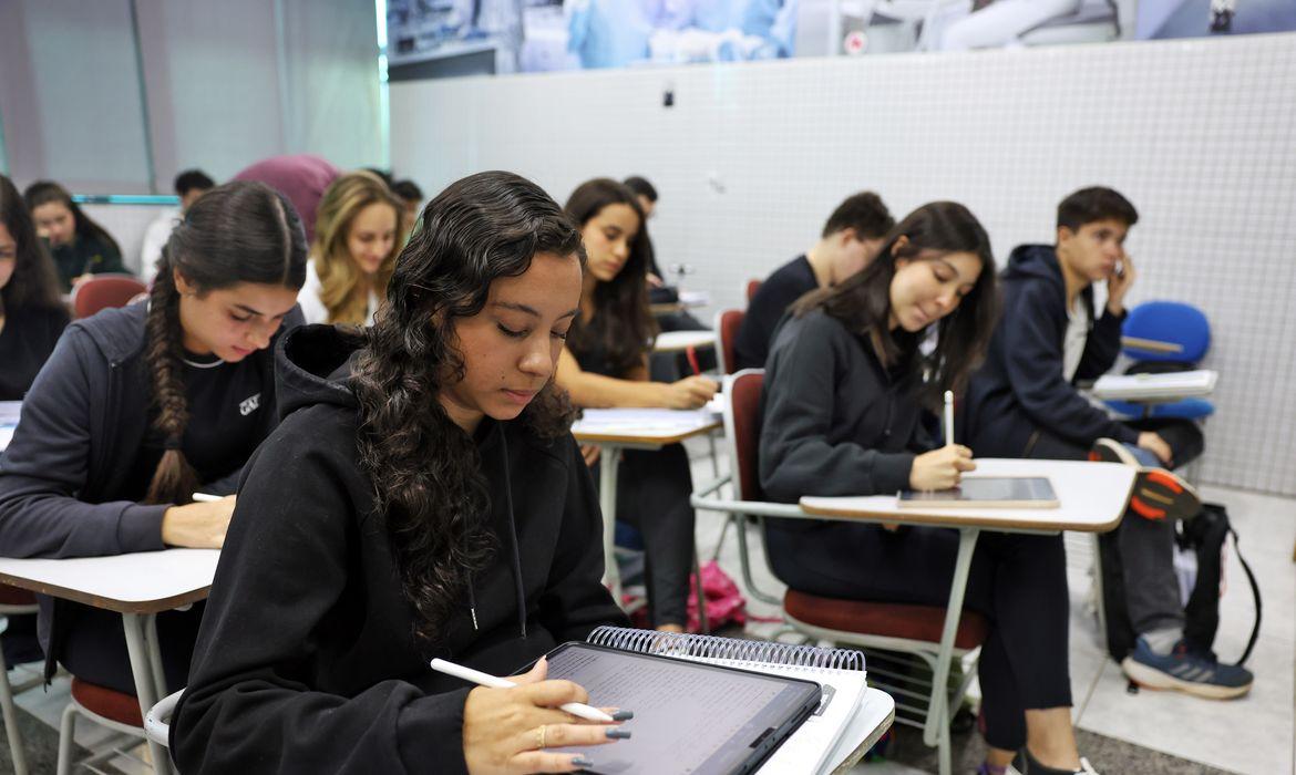 Prazo para pedir isenção da taxa de inscrição do Enem termina às 23h59