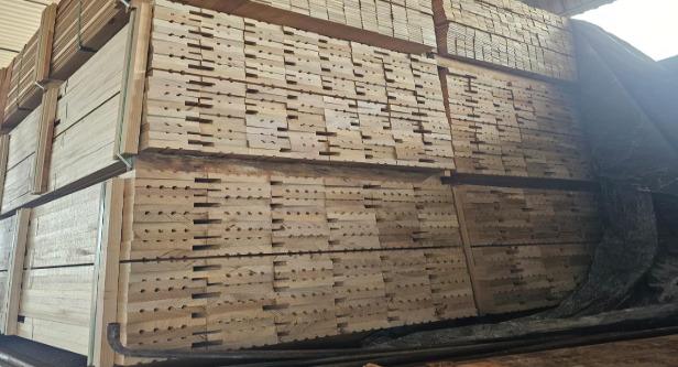 PRF identifica irregularidades em transporte de madeira e apreende carga em Ariquemes