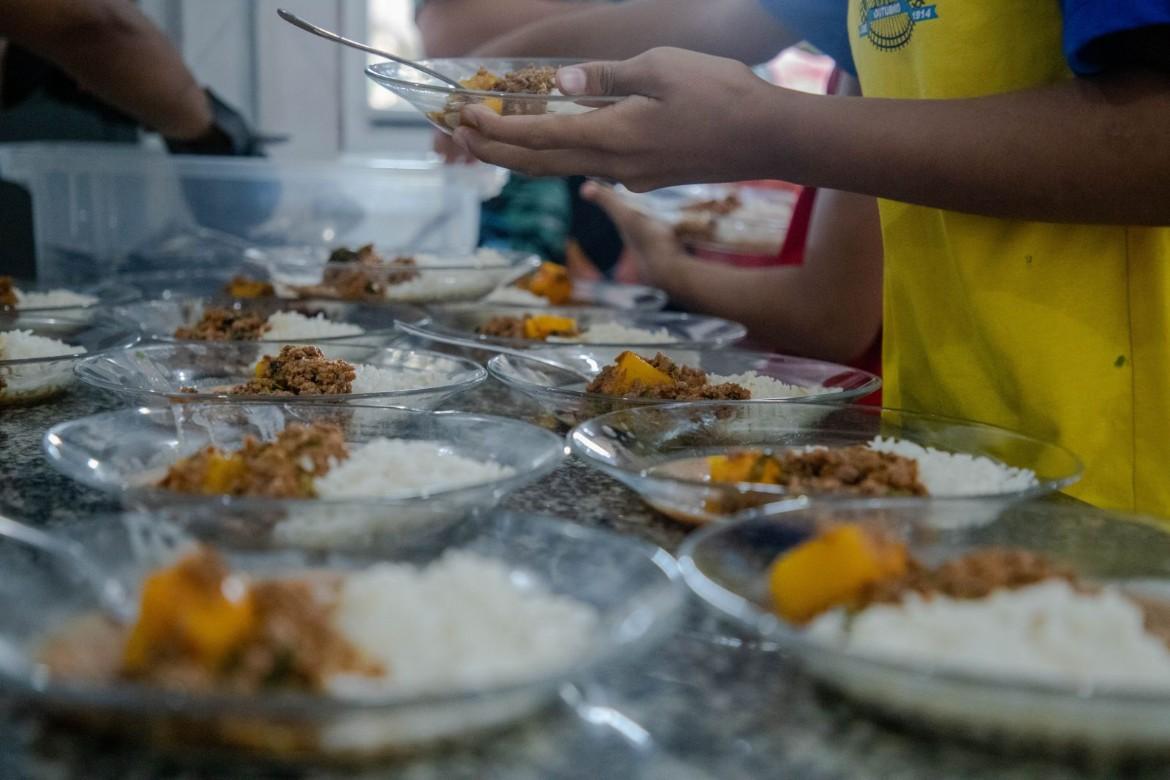 Servidores denunciam sobrecarga de trabalho, escassez de alimentos e cardápios inadequados nas escolas de Porto Velho.