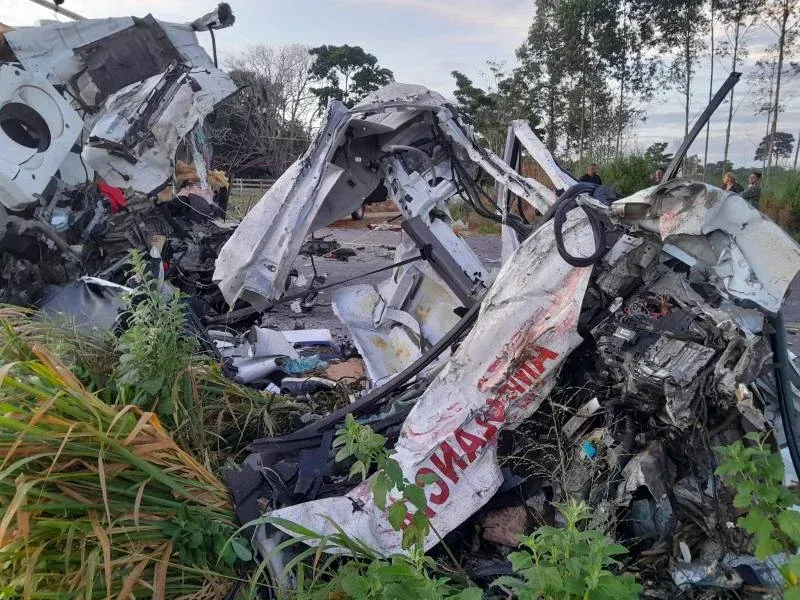 TRAGÉDIA: Acidente entre ambulância e carreta deixa quatro mortos na BR-364
