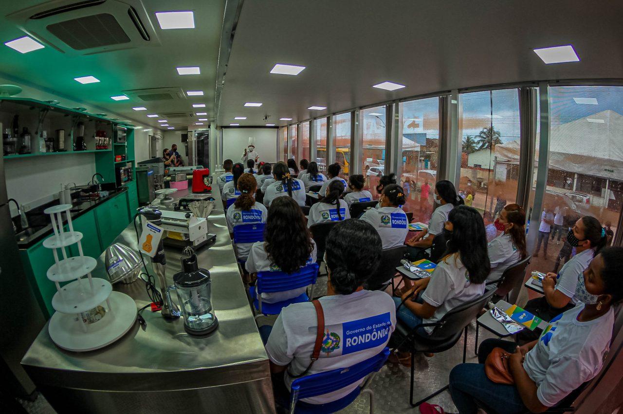 Com investimento de mais de R$ 92 milhões, Governo de RO moderniza escolas com novos móveis e tecnologia