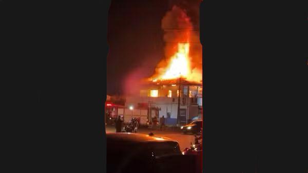 Incêndio de grandes proporções destrói vila de apartamentos e comércio em Porto Velho