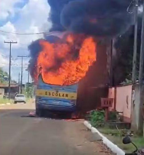 Machadinho D’Oeste (RO): ônibus escolar pega fogo após falha mecânica; momento foi registrado em vídeo