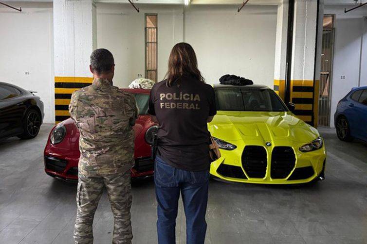 PF apreende veículos de luxo atribuídos ao Careca do INSS