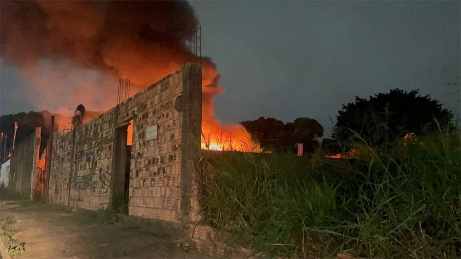 Van é consumida por incêndio em terreno baldio na zona sul de Porto Velho.
