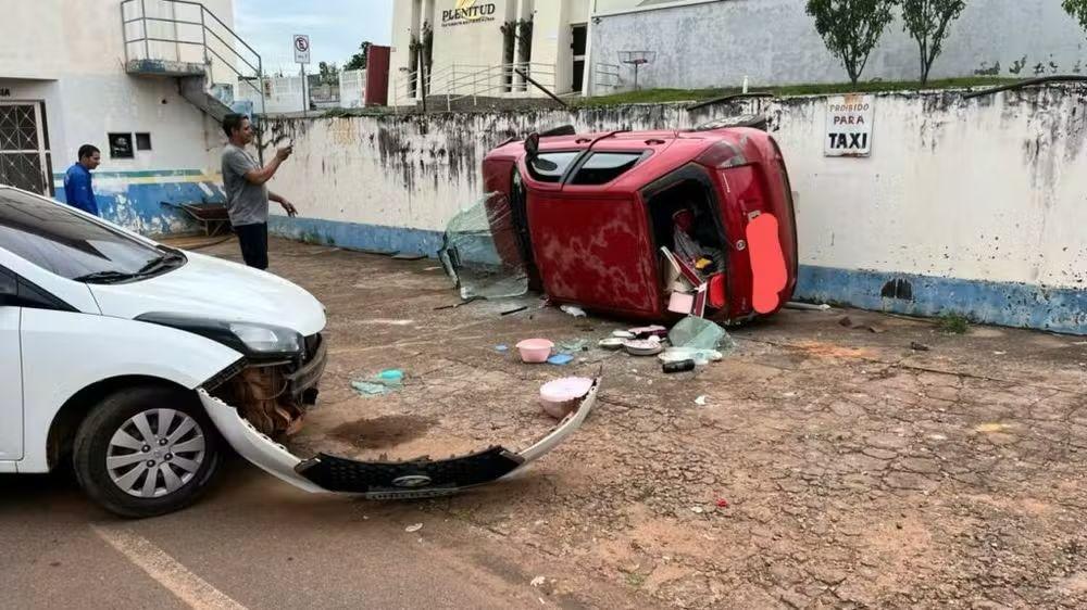 Acidente inusitado: carro cai em cima de veículo estacionado