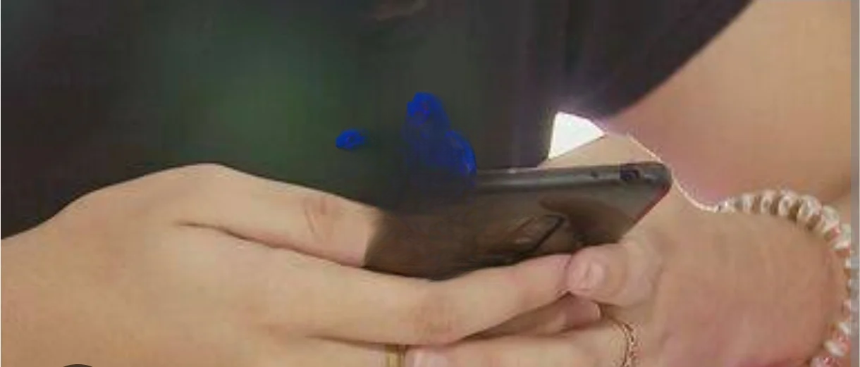 Ciúmes e agressão: Mulher é agredida com tapa pelo namorado por causa de celular