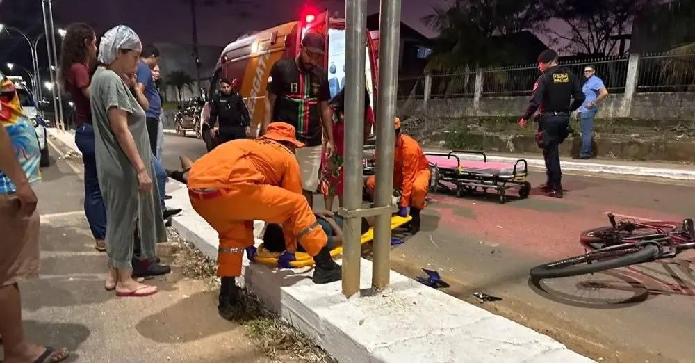 Criança em bicicleta avança preferencial e se envolve em acidente com moto