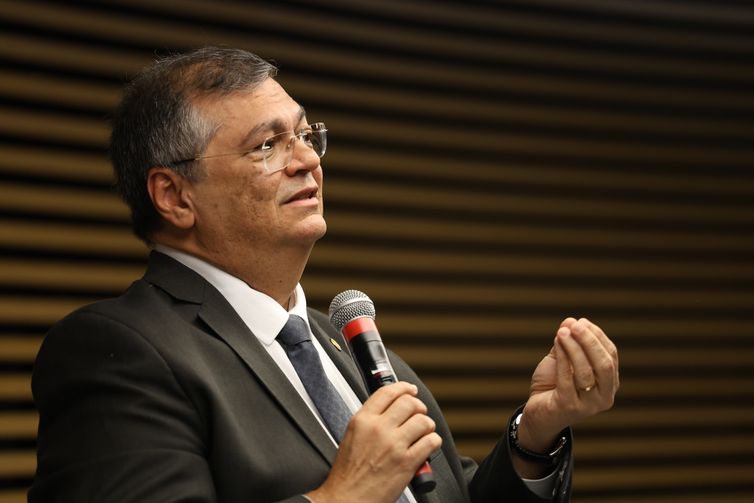 Dino oficia CNJ para que apure supostos “penduricalhos” a juízes de RO